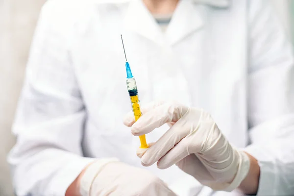 Arts houdt een spuit met geneesmiddel vast. Onderwerp: vaccin tegen virus, coronavirus, hepatitis, AIDS. rabiësbehandeling — Stockfoto