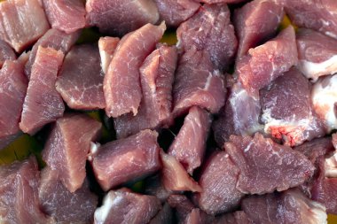 Taze et dilimleri yukarıdan yemek için hazırlanmış domuz kıyması.