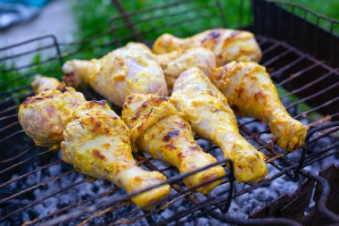 Kömürlü tavuk budu, ızgarada et pişirme.