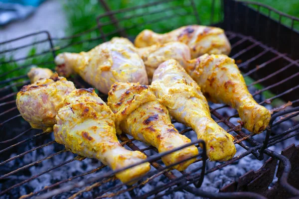 Kömürlü tavuk budu, ızgarada et pişirme.