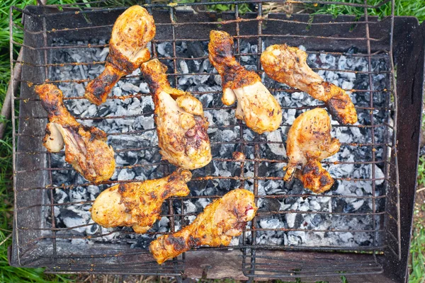 Grillad kyckling ben, matlagning kött på grillen — Stockfoto