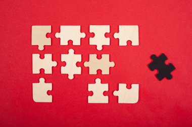 Kırmızı arkaplanda beyaz ve siyah renkler. Liderlik rehberi, toplumdan dışlanmış, antisosyal, toplumdan dışlanmış...