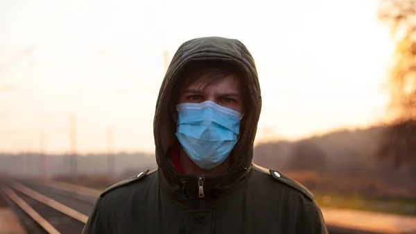 Człowiek w masce medycznej jest chory na koronawirusa. ognisko zakażenia wirusowego covid-19.pandemia epidemii kwarantanny — Zdjęcie stockowe
