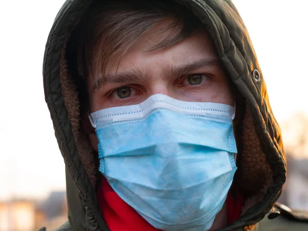 Der Mann in medizinischer Maske ist an einem Coronavirus erkrankt. Ausbruch der Virusinfektion covid-19.pandemische Epidemie Quarantäne — Stockfoto