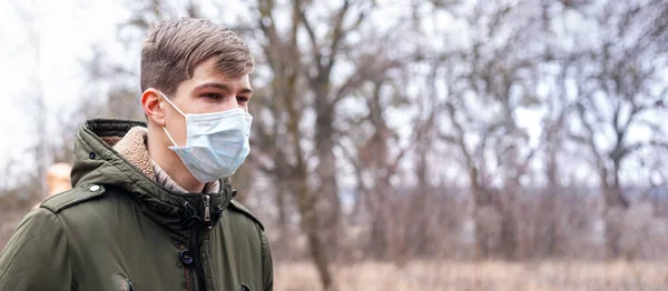 Mann mit medizinischer Maske auf der Straße. Coronavirus ist ein endemisches Virus in China. Krankheitsschutz für Kinder. Gesundheitssicherheit — Stockfoto