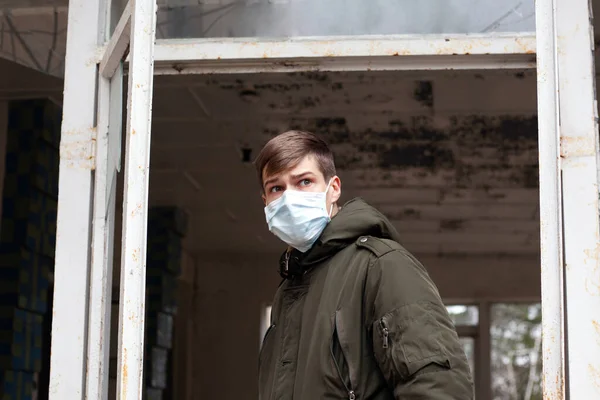 Coronavirus outbreak. quarantine in the city, man wearing a medical mask. viral pandemic epidemic covid-19 — Stock Photo, Image