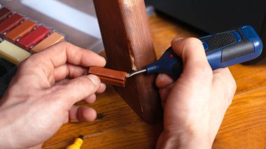 Mobilyaların onarımı için tahta yüzey. Çizikler ve cips setleri yakın plan.