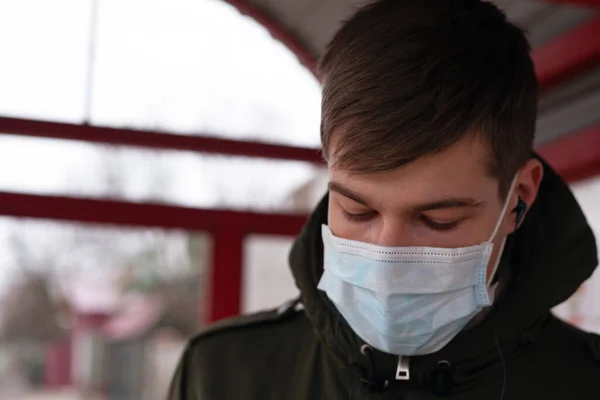Close-up of a man in a medical mask, quarantine in Russia, Ukraine. viral infection covid-19.coronavirus pandemic epidemic — Stock Photo, Image