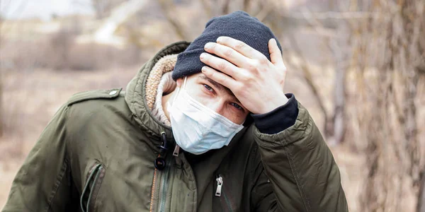 Kerl in einer medizinischen Einweg-Maske Epidemie Covid-19 Quarantäne Atemwege Virusinfektion Coronavirus Grippe thermische Lungenentzündung — Stockfoto