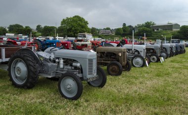 Bir gösteride gri Ingiliz Traktörler