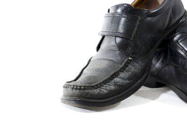 Eski kullanılan ve yıpranmış siyah deri ayakkabı