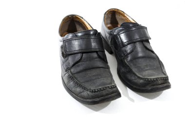 Eski kullanılan ve yıpranmış siyah deri ayakkabı