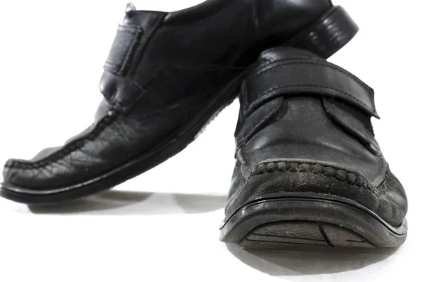 Sapatos de couro preto usados e usados velhos — Fotografia de Stock