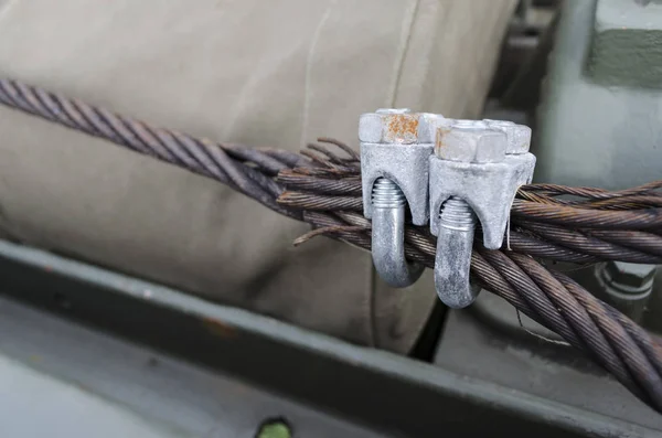 Detail van het veiligstellen van de haken op roestig staalkabel — Stockfoto