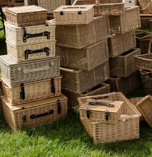 Una selección de cestas de mimbre y cestas de picnic — Foto de Stock