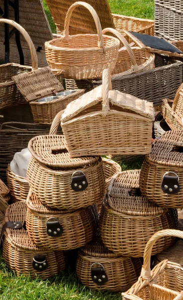 A selection of wicker hampers and picnic baskets — Stock Photo, Image