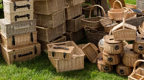 A selection of wicker hampers and picnic baskets — Stock Photo, Image