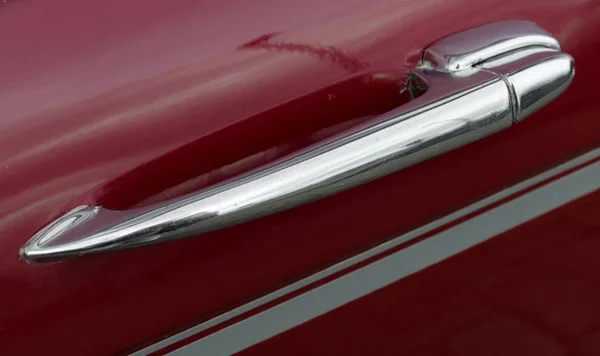 Cromo manija de la puerta del coche en una puerta roja — Foto de Stock