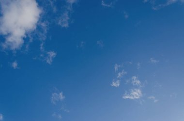 Masmavi bir gökyüzü seyrek beyaz kabarık bulutlar ile