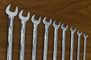 Krom Vanadyum bir dizi sona erdi açın ve somun anahtarları ahşap bir tezgah üzerinde ring. 