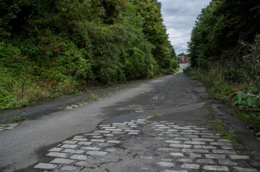 Kapalı olan ve şu an fazla gelişmiş bir yol terkedilmiş.