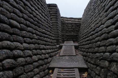 Beton kalıplı kum torbası Kanada ulusal Memorial Vimi'den Ridge adlı bir gri sonbahar günü kullanılarak yapılan siperlerde yeniden. Birinci Dünya Savaşı Kanada ölü ve kayıp Fransa'da ölen anıt içindir.
