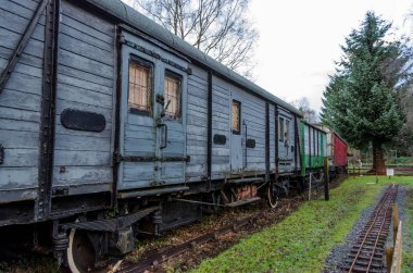 Eski, eski ahşap tren arabaları bir çizgi