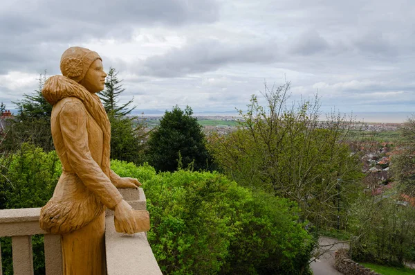 普利斯坦丁 2018年4月 一个穿着1930年风格的女人的电锯雕塑从山坡上的花园避难所普利斯坦丁向大海望去 — 图库照片