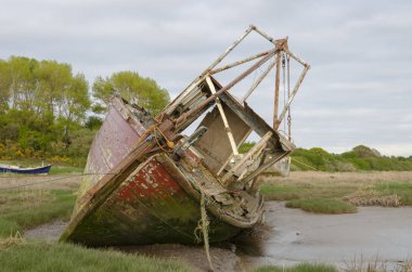 Çamur Nehri Haliç kıyısında çürüyen terk edilmiş bir tekne