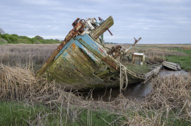 Çamur Nehri Haliç kıyısında çürüyen terk edilmiş bir tekne