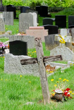 Mezarlıkta ahşap bir haç.