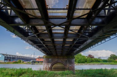 Deeside, Flintshire 'daki Hawarden Köprüsü' nün altı.