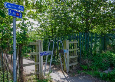 Bir genişlik sınırlayıcısının yanında bisikletçi ve yaya işaretleri