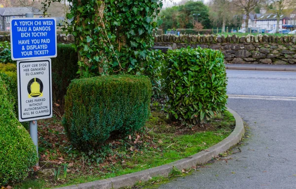 Tweetalige bewegwijzering bij de ingang van een parkeerplaats in Noord-Wales — Stockfoto