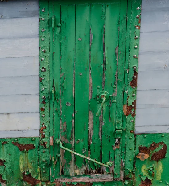 Capannone porta con peeling vernice verde — Foto Stock