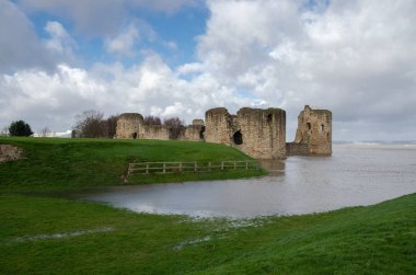 Flint Şatosu alışılmadık bir yüksek bahar gelgitinde görüldü.