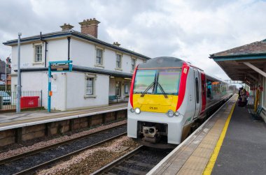 Flint tren istasyonunda Galler için kırmızı beyaz bir tren.