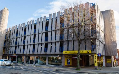 Chester, UK: 1 Mar 2020: Pepper Caddesi otoparkı NCP tarafından işletilen çok katlı bir binada..