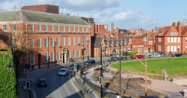 Chester, UK: 1 Mart 2020: Tarihi Chester şehrindeki bir Roma amfitiyatrosunun tam karşısında Little St John Street 'te bir Travelodge oteli bulunmaktadır..