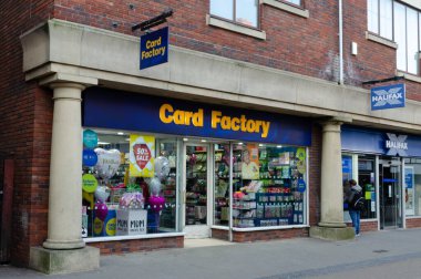 Chester, UK: 1 Mart 2020: Frodsham Caddesi 'ndeki Card Factory mağazasında% 50 indirim yapıldı.