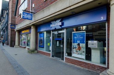 Chester, UK: Mar 1, 2020: Frodsham Caddesi 'ndeki Halifax İnşaat Derneği şubesinde, tasarruf tasarruf planlarının tanıtımı için bir poster sergileniyor.