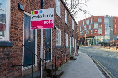 Chester, UK: 1 Mar 2020: Swetenhams emlak acenteleri tarafından satıldığına dair şehir merkezindeki teraslı ev reklamları.