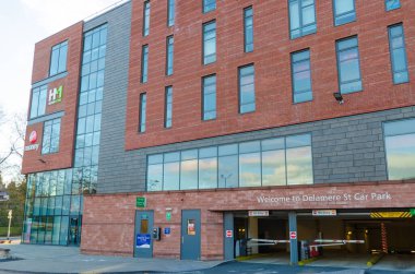 Chester, UK: 1 Mart 2020: Hillyer McKeown ve Virgin Money 'nin Delamere Caddesi' nde aynı ofis binasında ofisleri var..