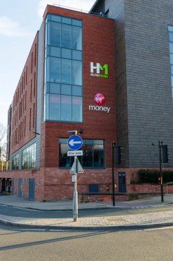 Chester, UK: 1 Mart 2020: Hillyer McKeown ve Virgin Money 'nin Delamere Caddesi' nde aynı ofis binasında ofisleri var.
