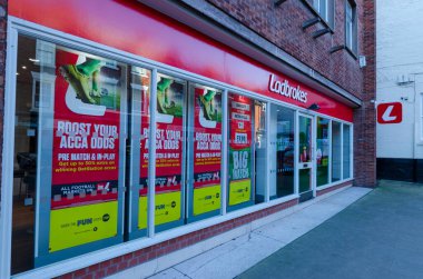 Chester, UK: 1 Mart 2020: Ladbrokes Northgate Caddesi 'nde büyük bir bahis bürosu işletiyor