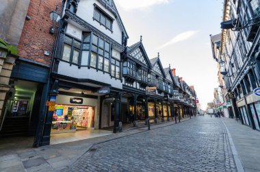 Chester, UK: 1 Mart 2020: Northgate Caddesi 'nin genel sokak manzarası akşam saatlerinde az sayıda müşteriyle.
