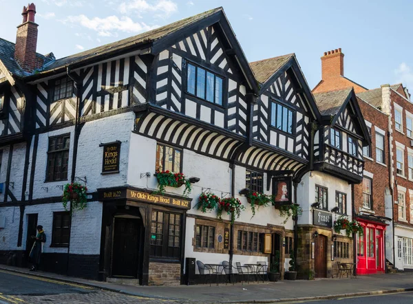 Chester, UK: Mar 1, 2020: Ye Olde Kings Head 17. yüzyıl Tudor tarzı barı. İddiaya göre Lord Nelson 'ın gemilerinden birinden çıkarılan keresteler var..