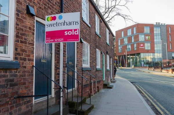 Chester, UK: 1 Mar 2020: Swetenhams emlak acenteleri tarafından satıldığına dair şehir merkezindeki teraslı ev reklamları.