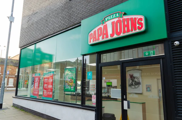 Chester, UK: 1 Mart 2020: Papa John 's Pizza' nın Delamere Caddesi 'ndeki restoranlarından bir şubesi var.
