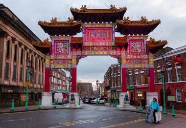 Liverpool, İngiltere: 16 Mart 2019: Nelson Caddesi 'ndeki Çin Mahallesi Kapısı olarak bilinen paifang, Liverpool' daki Çin Mahallesi 'nin girişini gösteriyor. Çin dışındaki türünün en büyük çoklu-açıklık kemeridir..